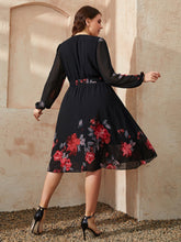 Robe grande taille à col surplis et imprimé floral, nouée à la taille